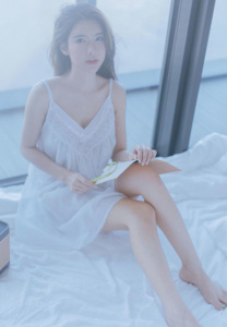 อิสรีย์-สิริหิรัญนันทน์-ชุดขาว