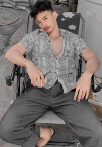 ลิป-วิชาญ-โกรกสำโรง-เก้าอี้