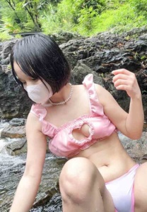 เหมย อีง่าวไร้ขน-เล่นน้ำ