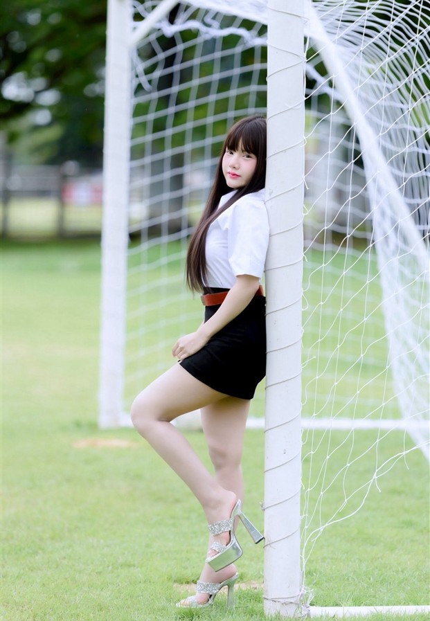 BlytheOii ลุคเสื้อขาวกระโปรงดำที่สนามฟุตบอล