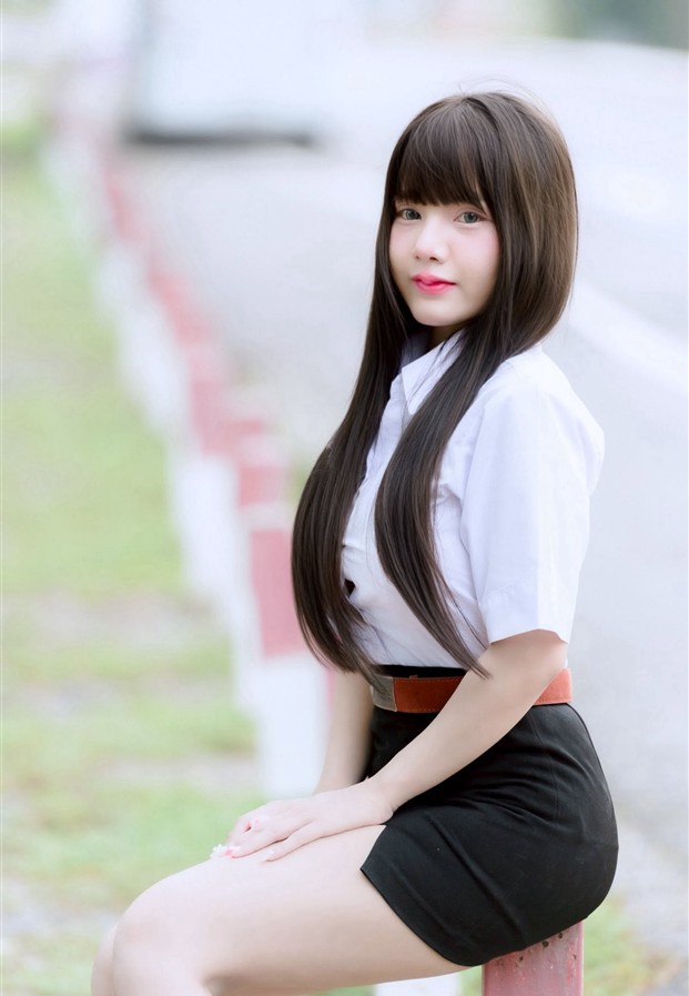BlytheOii นั่งในลุคเสื้อขาวกับกระโปรงดำ