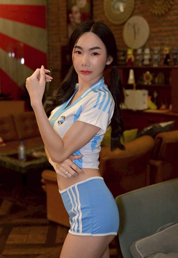 ลุคเสื้อบอลอาร์เจนตินาโชว์เอวคอด