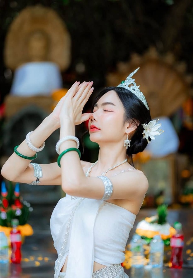 ลุคชุดไทยประยุกต์กับเครื่องประดับเงิน