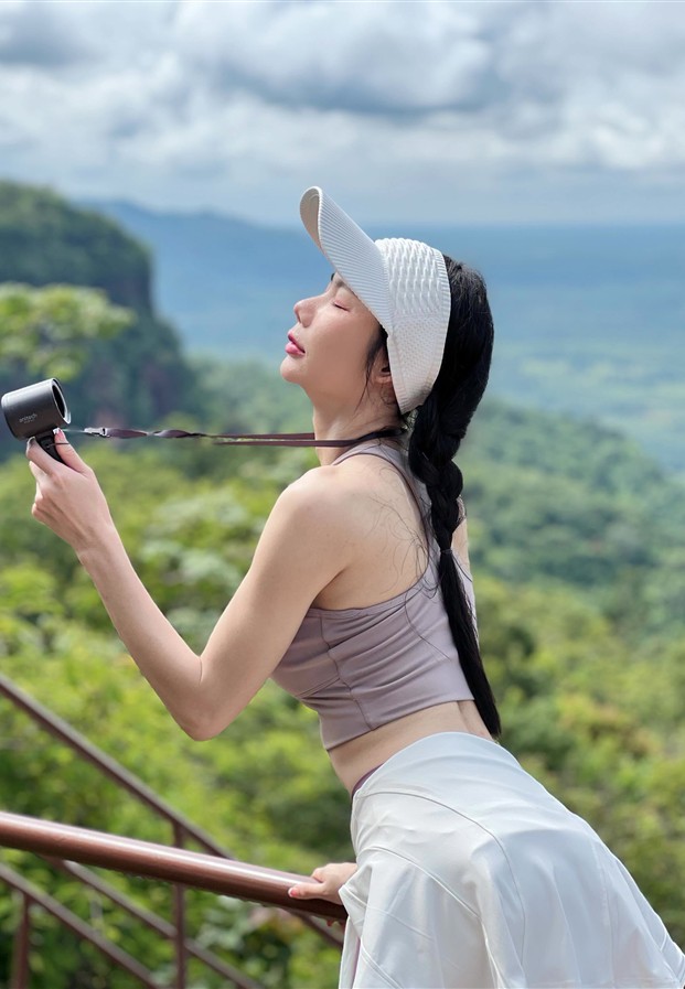 ลุคชุดออกกำลังกายบนจุดชมวิวภูเขา