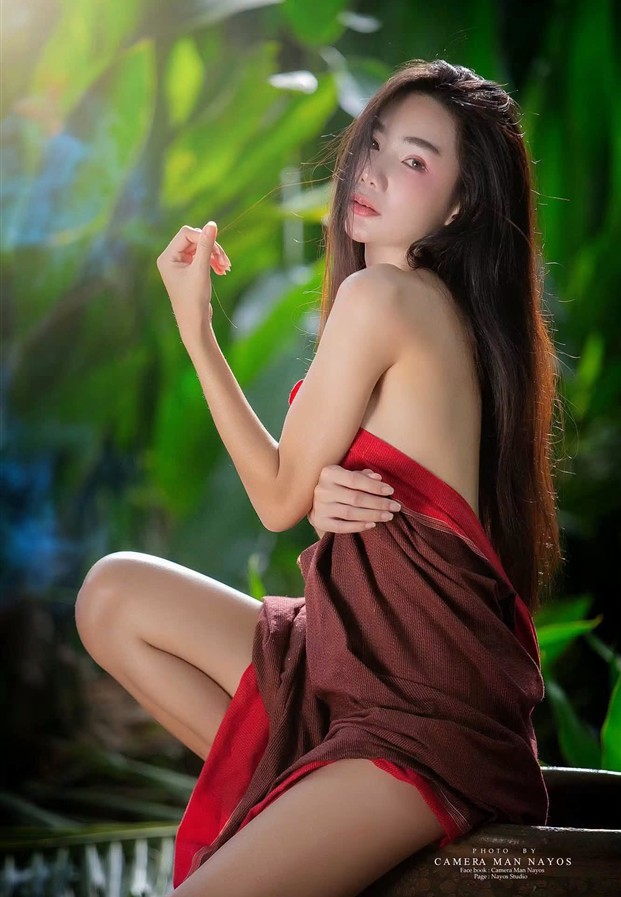 ถ่ายแบบผ้าคลุมสีแดงกลางธรรมชาติ