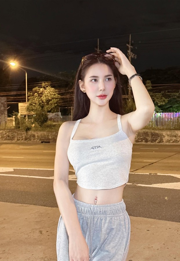 Eye Ketarinn ลุคเสื้อครอปขาวริมถนนกลางคืน