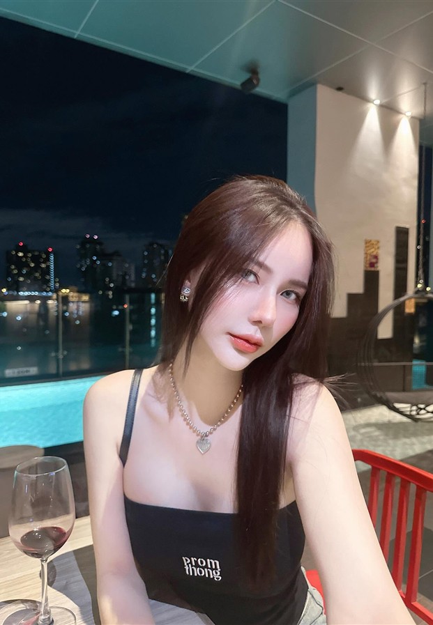 เสื้อสายเดี่ยวดำริมสระว่ายน้ำรูฟท็อป