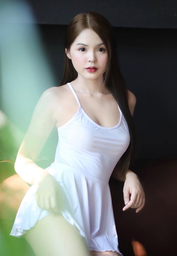 Khai Muchita ในลุคชุดสลิปสีขาว