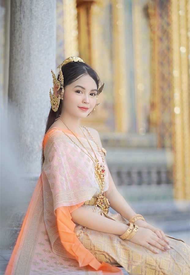 ลุคชุดไทยประยุกต์กับเครื่องประดับทอง