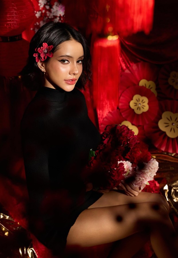 Natalie Kern ในลุคชุดดำกับโคมไฟแดง