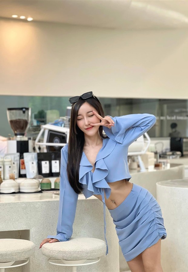 ชุดสองชิ้นสีฟ้าอ่อนระบายที่เคาน์เตอร์กาแฟ