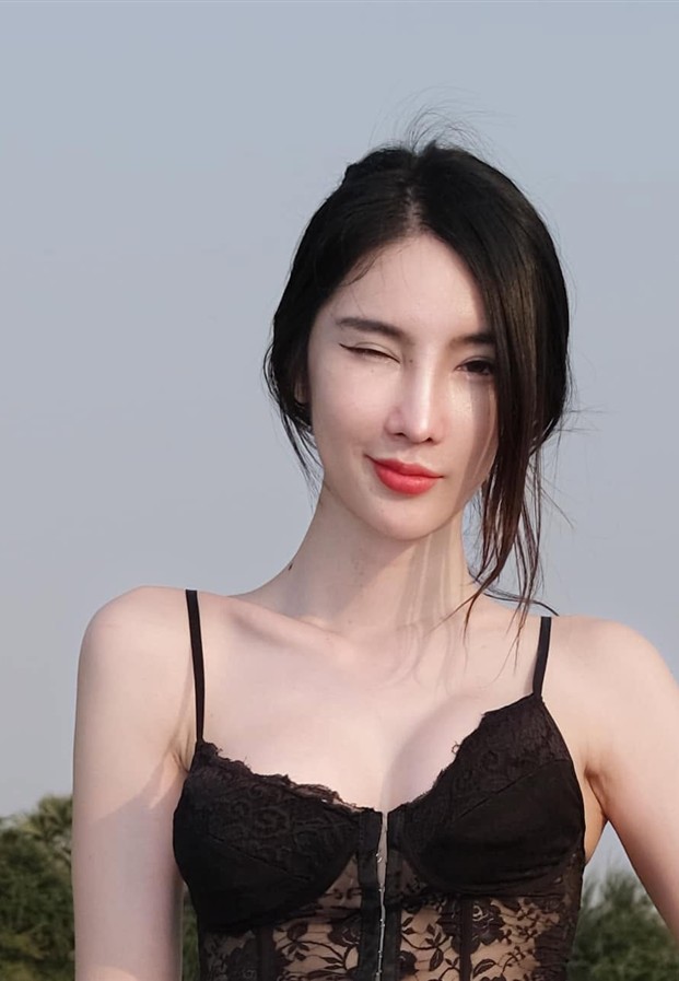 ภาพพอร์ตเทรตระยะใกล้ในชุดลูกไม้สีดำ