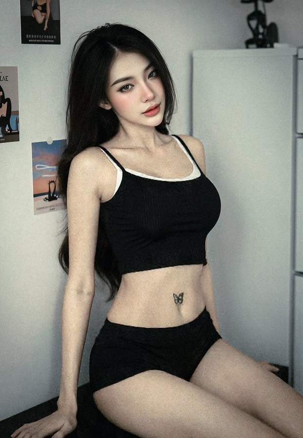 ลุคครอปท็อปสีดำโชว์เอวคอดของพริตตี้สาวเชียงใหม่