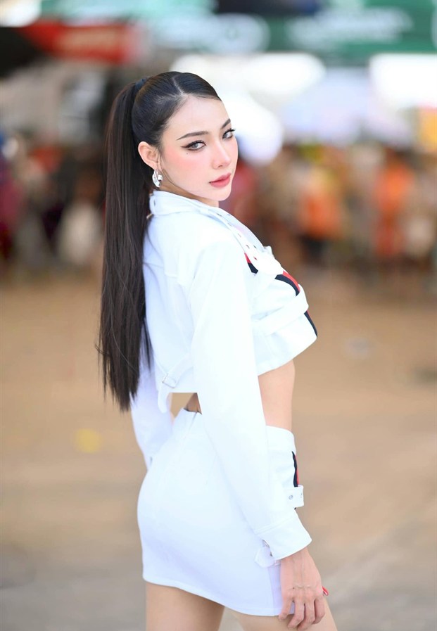 Cheerrada Chaiwong ในชุดพริตตี้สีขาวทรงผมหางม้า