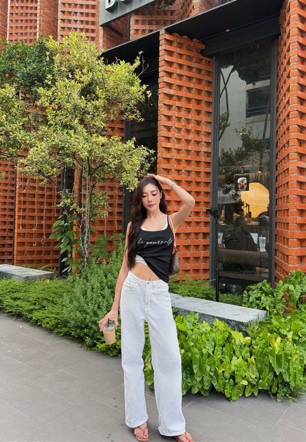 Dhaidai เสื้อกล้ามดำกับยีนส์ขาวหน้าคาเฟ่