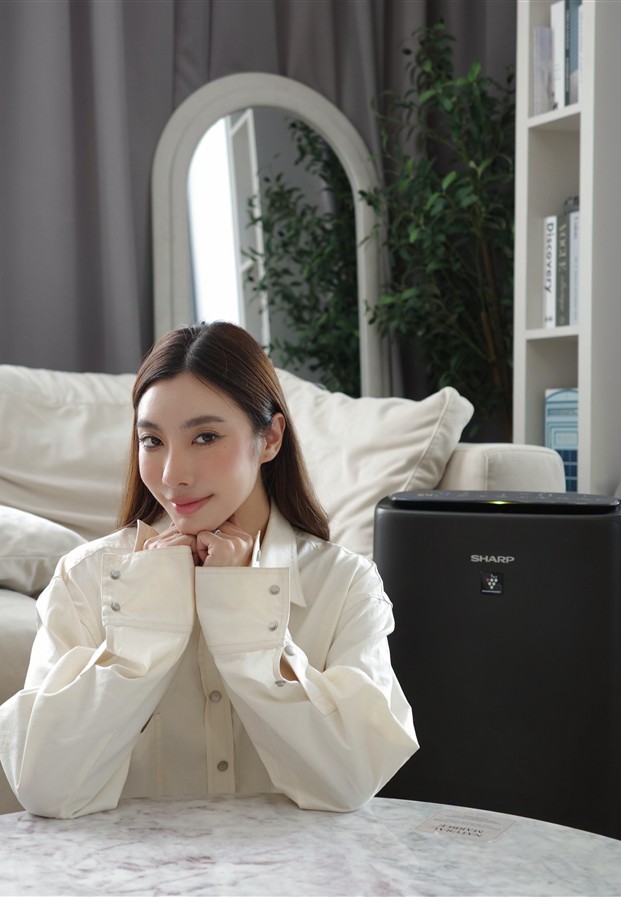 ชุดอยู่บ้านสีครีมบนโซฟา