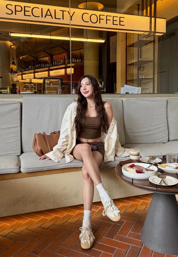 Dhaidai ครอปสีน้ำตาลนั่งในร้านกาแฟ