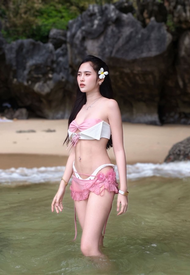 Jenny Kanidttha บิกินี่ชมพูเดินอยู่ริมน้ำทะเล