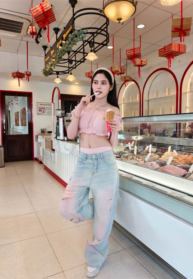 เสื้อเปิดไหล่สีชมพูกับยีนส์ที่ร้านไอศกรีม