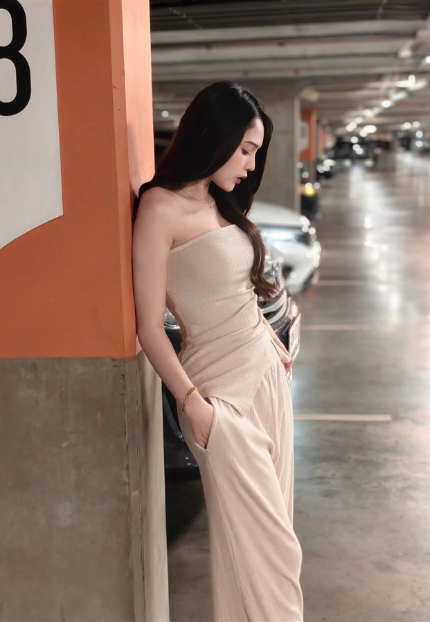 ชุดเกาะอกสีเบจในลานจอดรถ