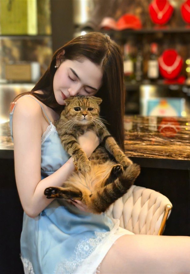 ชุดสายเดี่ยวสีฟ้าอุ้มแมวขนฟู