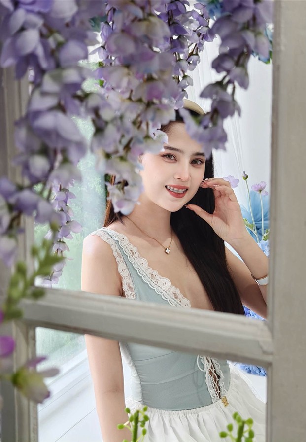 ชุดโทนพาสเทลหน้าฉากดอกไม้