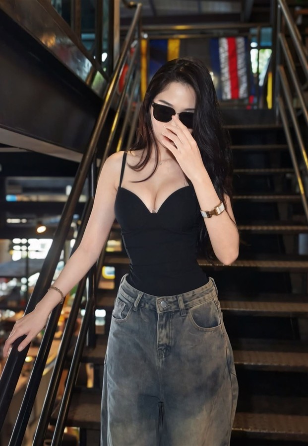 Jenny Kanidttha บอดี้สูทดำกับยีนส์บนบันไดเลื่อน
