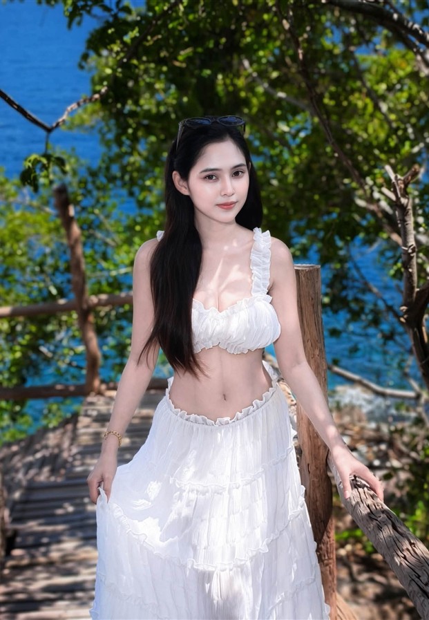 ชุดลูกไม้ขาวสองชิ้นริมทะเล