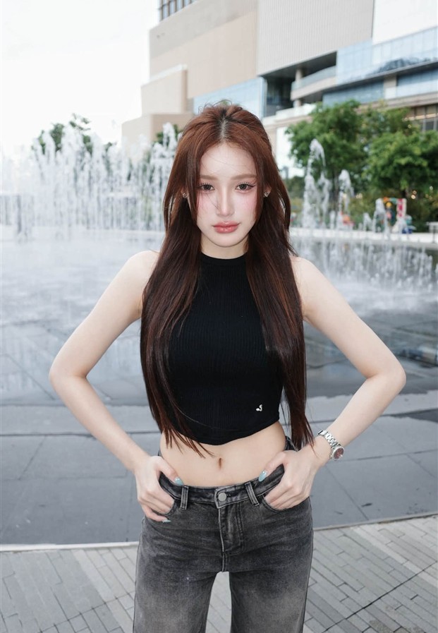 Khanom เสื้อกล้ามคอสูงสีดำกับยีนส์เทาริมน้ำพุ