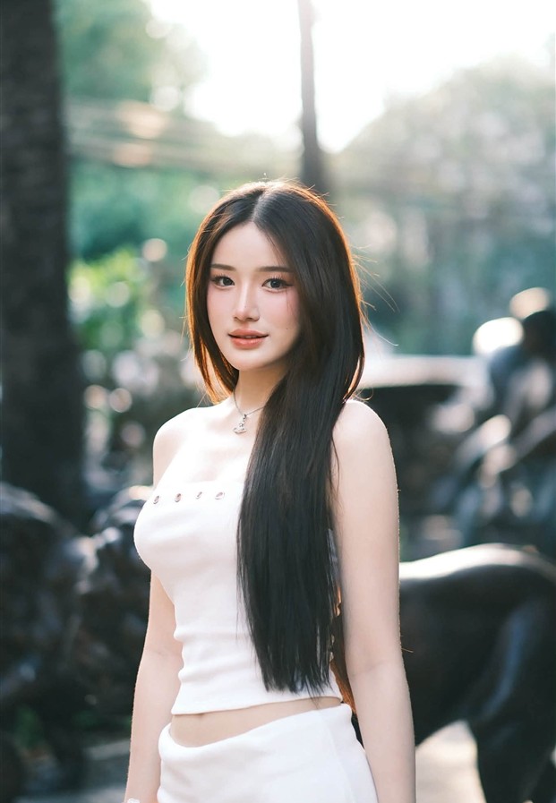 Khanom เสื้อขาวกับกระโปรงขาวริมถนน