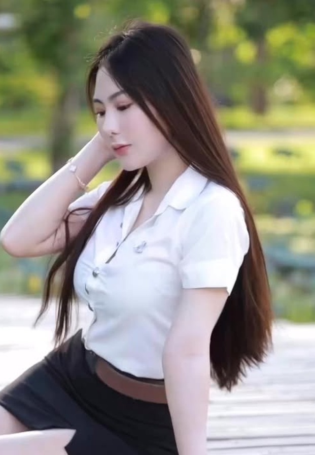 Natthanicha Watthanasakchusakul ในชุดนักศึกษาลุคสดใสน่ารักริมน้ำ