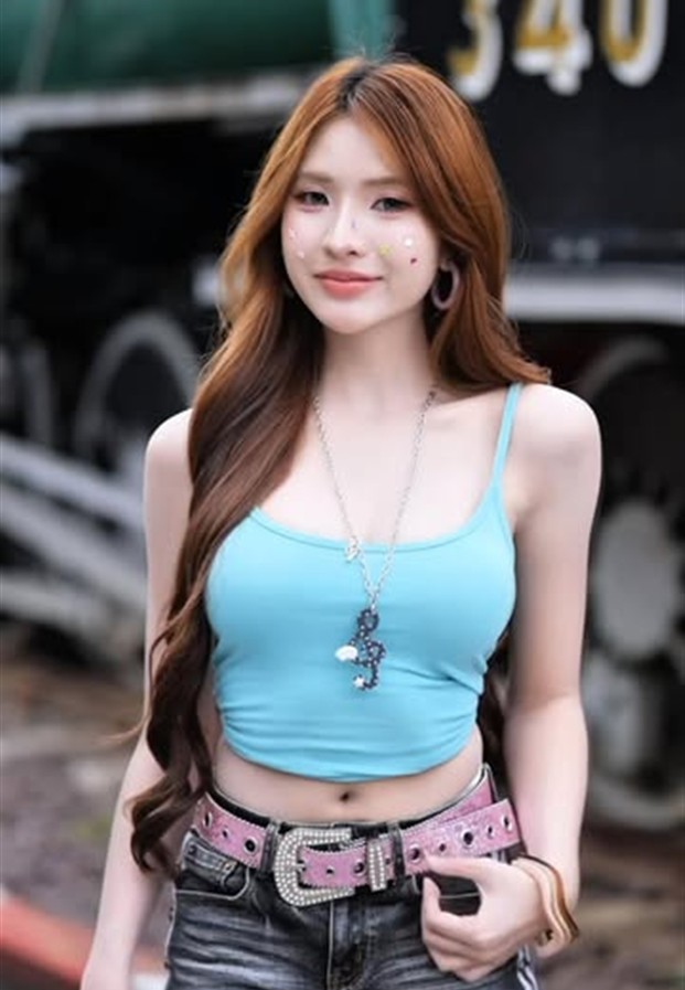 เสื้อกล้ามฟ้ากับยีนส์ขาสั้นหน้าหัวรถจักรไอน้ำ