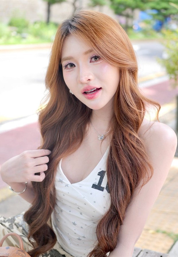 เสื้อกล้ามขาวลายดาวนั่งริมทาง