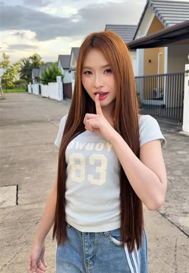 เสื้อยืดเทากับยีนส์บนถนนในหมู่บ้าน