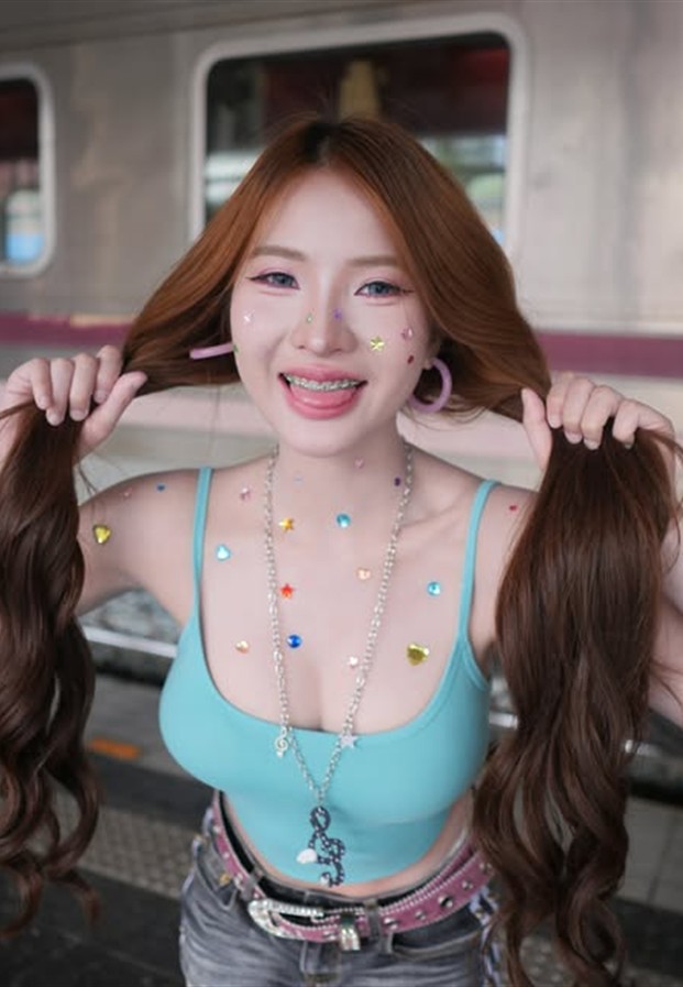 Pinyada Nantakhamee เสื้อกล้ามฟ้าถ่ายใกล้ที่ชานชาลา