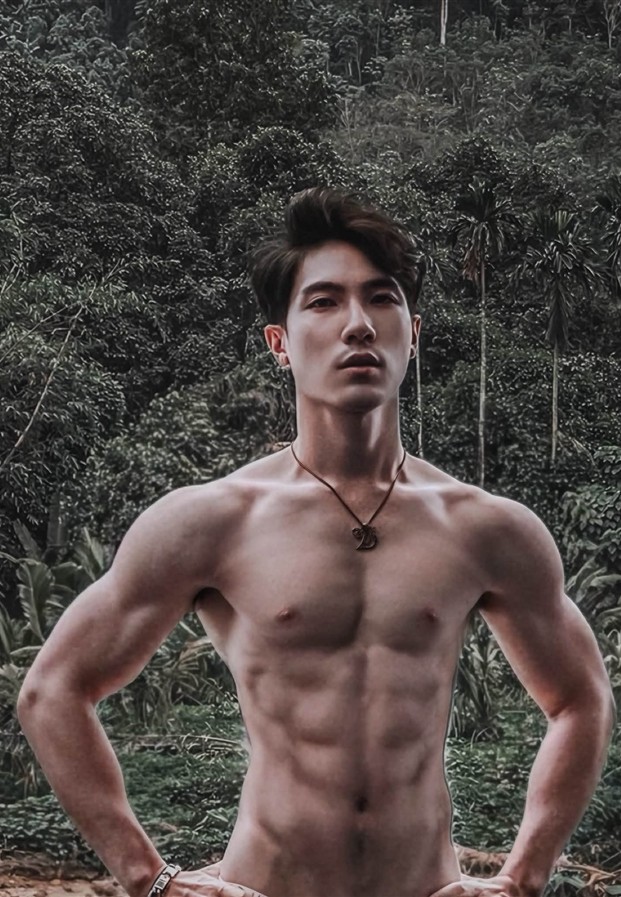 Poomrapee Rapeepattarakul ถอดเสื้อยืนกลางป่าเขา
