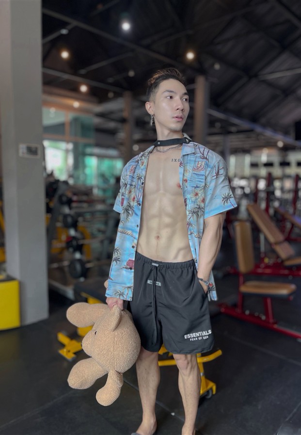 เสื้อเชิ้ตลายเปิดอกในฟิตเนส