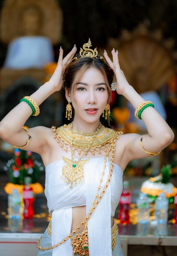 ชุดไทยสีขาวทองถือชฎาในพิธีบวงสรวง